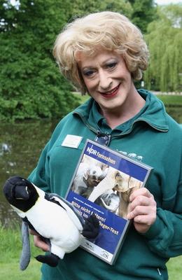 Bildnummer: 52547319  Datum: 21.05.2008  Copyright: imago/StrussfotoPromitierpfleger Lilo Wanders anl?sslich eines Pressetermins zur NDR-Fernsehsendung - Promis im Tierpflegertest - Bitte nicht f?ttern - im Tierpark Hagenbeck in Hamburg, Personen , optimistisch; 2008, Hamburg, Zoo, Pressetermin, TV; , hoch, Kbdig, Einzelbild, Schriftzug, Logos, Randbild, PeopleBildnummer 52547319 Date 21 05 2008 Copyright Imago Strussfoto Promitierpfleger Lilo Wanders during a Press call to NDR Television broadcast Celebrities in Keeper test Please not feed in Zoo Hagenbeck in Hamburg People optimistic 2008 Hamburg Zoo Press call TV vertical Kbdig Single emblem Logo Edge image Celebrities-stock-foto