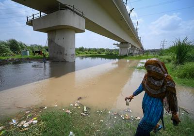 Yamuna Water Level Near Danger Mark In Delhi NCR, Riverbank Flooded-stock-foto