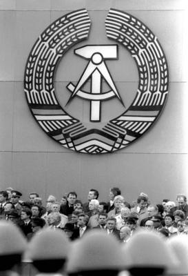 Bildnummer: 52871638  Datum: 08.10.1989  Copyright: imago/sepp spieglFeierlichkeiten zum 40-j?hrigen Bestehen der DDR unter ?hrenkranz, Hammer und Zirkel in Berlin-Ost, Personen , Objekte; 1989, Berlin, Ost, Ostberlin, Deutschland, DDR, Zuschauer, Jubil?umsveranstaltungen, Nationalfeiertag, Staatswappen, sw; , hoch, Kbneg, Totale, Freisteller, Wappen, Logos,  , Politik, Europa, JahrestagBildnummer 52871638 Date 08 10 1989 Copyright Imago Sepp Spiegl Celebrations to 40 year Existence the GDR under Ears ring Hammer and Circles in Berlin East People Objects 1989 Berlin East East Berlin Germany GDR Spectators Anniversary events National Day State arms black and white vertical Kbneg long shot cut out Coat of arms Logo politics Europe Anniversary-stock-foto