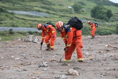 LANZHOU, CHINA - AUGUST 08: Rescuers work at the site of mountain torrents on August 8, 2025 in Yuzhong County, Lanzhou-stock-foto