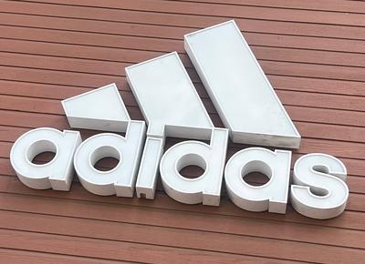 Au?enwerbung des Sportausstatters adidas *** Outdoor advertising of the sports outfitter adidas Copyright: xmix1pressx-stock-foto