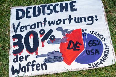 Pro-Pal?stina-Protestkamp vor der Uni, Protestschild: Deutsche Verantwortung, deutsche Waffen, M?nchen, 16. Mai 2024 Deu-stock-foto