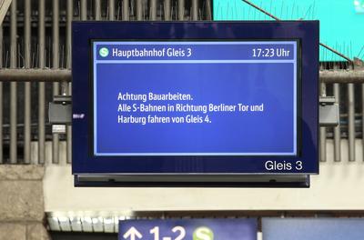 RECORD DATE NOT STATED Auf einem Zugzielanzeiger in der Wandelhalle wird auf die Gleisbauarbeiten auf Gleis 3 im Hauptba-stock-foto