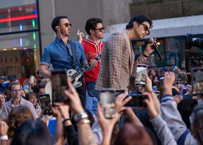 Jonas brothers bring their new album to rockefeller plaza on the today show-stock-foto