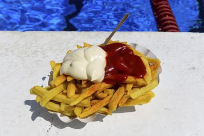 Pommes Frites sind frittierte St?bchen aus Kartoffeln. Urspr?nglich in Belgien verbreitet, gibt es sie heute weltweit al-stock-foto