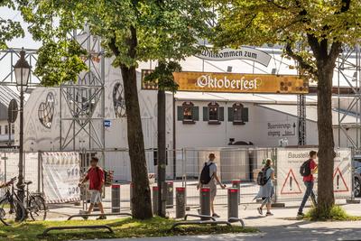 Willkommen zum Oktoberfest, noch sechs Wochen ist die Theresienwiese eine riesige Baustelle, M?nchen, August 2025-stock-foto