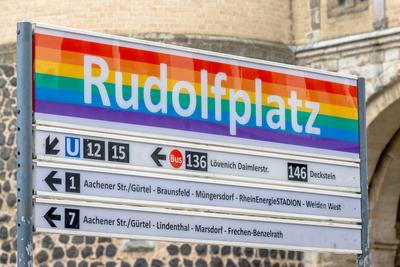 KVB - Haltestellenschild am K?lner Rudolfplatz in Pride Farben - 08.08.2025-stock-foto