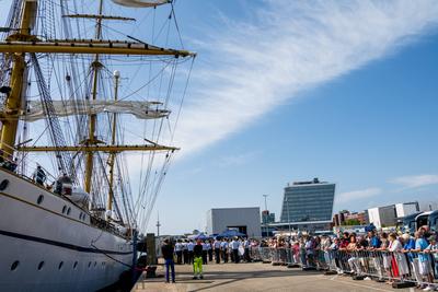 9.8.2025, Kiel, Ungew?hnlicher Liegeplatz f?r die Gorch Fock in der Innenstadt und besonderer Start zur Ausbildungsreise-stock-foto