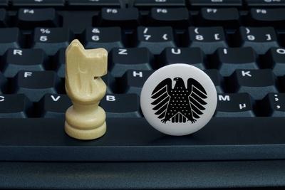 Pferd und Bundesadler auf einer Tastatur Pferd und Bundesadler auf einer Tastatur 09 03 2018 Borkw-stock-foto