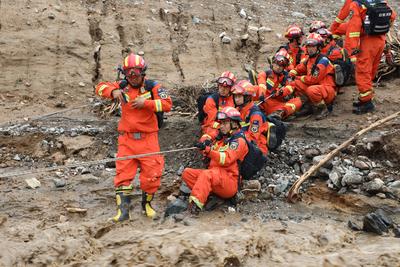 LANZHOU, CHINA - AUGUST 08: Rescuers work at the site of mountain torrents on August 8, 2025 in Yuzhong County, Lanzhou-stock-foto