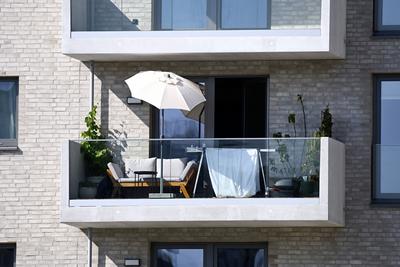 IMAGO Creative, Jahreszeit Sommer, Hitze Balkon mit Sonnenschirm in der Hafencity von Hamburg, Deutschland *** Balcony w-stock-foto