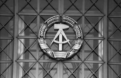 Bildnummer: 53352523  Datum: 28.08.1987  Copyright: imago/J?rgen RitterEmblem am Eingang zum Staatsratsgeb?ude in Berlin/DDR Hammer und Zirkel ?hrenkranz Staatliche Symbole DDR DDR sw kbneg xkg 2009 quer o0 Logo Wappen; Aufnahmedatum gesch?tztBildnummer 53352523 Date 28 08 1987 Copyright Imago J?rgen Ritter Emblem at Entrance to State Council building in Berlin GDR Hammer and Circles Ears ring State Symbols GDR GDR black and white Kbneg xkg 2009 horizontal o0 emblem Coat of arms date estimated-stock-foto