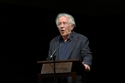 2025 - Lesung des Theaterregisseurs und Theaterdramaturgen  Hermann Beil aus den Werken von Peter Turrrini - "Die Verhaftung des Johann Nepomuk Nestroy", im Bernhardhaus in Ohlsdorf, im Rahmen der Salzkammergut Festwochen Gmunden, am 08.08.2025.-stock-foto