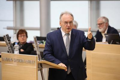 Ministerpraesident Dr. Reiner Haseloff (CDU,Sachsen Anhalt) - Aktuelle Debatte mit dem Thema aus der Corona Krise lerne-stock-foto