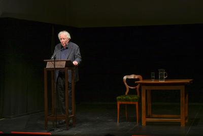2025 - Lesung des Theaterregisseurs und Theaterdramaturgen  Hermann Beil aus den Werken von Peter Turrrini - "Die Verhaftung des Johann Nepomuk Nestroy", im Bernhardhaus in Ohlsdorf, im Rahmen der Salzkammergut Festwochen Gmunden, am 08.08.2025.-stock-foto