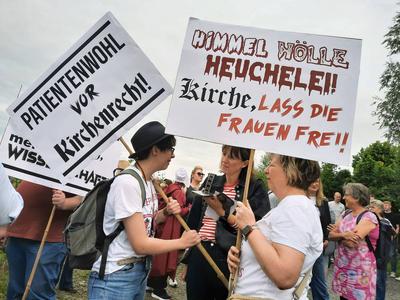 Chefarzt laedt zur Demo gegen katholisches Abtreibungsverbot in Lippstadt-stock-foto