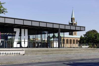 Deutschland, Berlin, 02.08.2015: Wegen Sanierung geschlossen: Die Neue Nationalgalerie am Kulturforum Berlin ist das Mu-stock-foto