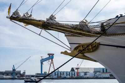 9.8.2025, Kiel, Ungew?hnlicher Liegeplatz f?r die Gorch Fock in der Innenstadt und besonderer Start zur Ausbildungsreise-stock-foto