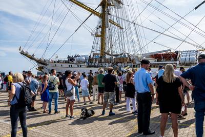 9.8.2025, Kiel, Ungew?hnlicher Liegeplatz f?r die Gorch Fock in der Innenstadt und besonderer Start zur Ausbildungsreise-stock-foto
