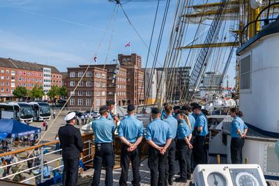 9.8.2025, Kiel, Ungew?hnlicher Liegeplatz f?r die Gorch Fock in der Innenstadt und besonderer Start zur Ausbildungsreise-stock-foto