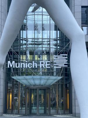 Munich Re Geb?ude der M?nchener R?ckversicherung Munich Re in M?nchen / Munich Re Building in Munich, 23.10.2022 *** Mun-stock-foto