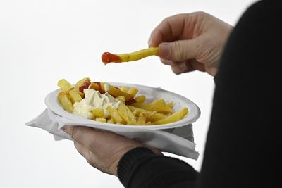 Portion Pommes frites mit Ketchup und Mayonnaise, EHC Biel - HC Davos, National League, Eishockey, 23.09.2020 *** Porti-stock-foto