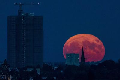 Bilder des Jahres 2022, News 06 Juni News Bilder des Tages Der sogenannte Erdbeermond zeichnet sich ab beim Aufgang neb-stock-foto