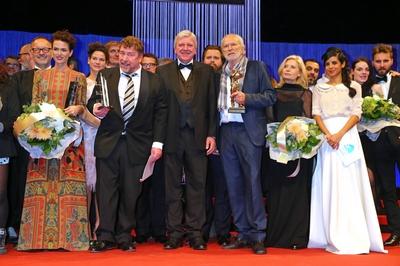 Preistraeger: Armin Rohde mit Melika Foroutan, Volker Bueffier und Ehrenpreistraeger Michael Gwisdek , Sabine Postel und-stock-foto