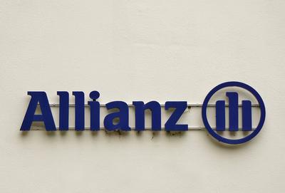 Allianz Versicherung, Logo und Schriftzug an einer Hauswand *** Alliance Insurance, Logo and Logo to a House wall 113160-stock-foto