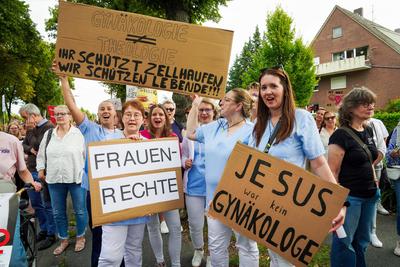 Chefarzt laedt zur Demo gegen katholisches Abtreibungsverbot in Lippstadt-stock-foto