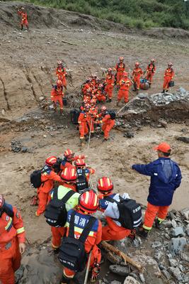LANZHOU, CHINA - AUGUST 08: Rescuers work at the site of mountain torrents on August 8, 2025 in Yuzhong County, Lanzhou-stock-foto