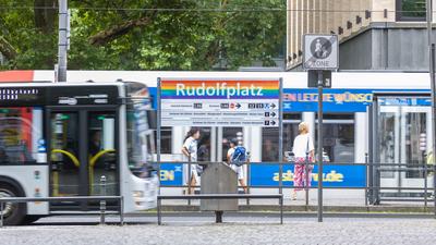 KVB - Haltestellenschild am K?lner Rudolfplatz in Pride Farben - 08.08.2025-stock-foto