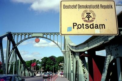 Bildnummer: 50095050  Datum: 06.05.1990  Copyright: imago/R?ttimannGlienicker-Br?cke - Grenz?bergang in die DDR, Objekte; 1990, Wendezeit, Deutsche Demokratische Republik, Schild, Schilder, Ortseingangsschild, Ortseingangsschilder, Br?cken, Wappen, Staatswappen, Potsdam; , quer, Kbneg, Totale, Deutschland, ohne, Ohne; Aufnahmedatum gesch?tzt-stock-foto