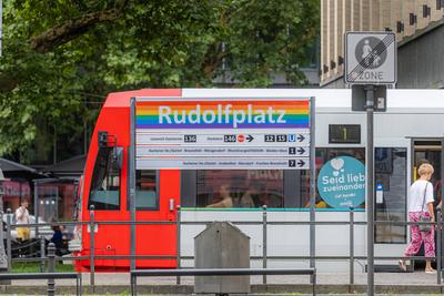 KVB - Haltestellenschild am K?lner Rudolfplatz in Pride Farben - 08.08.2025-stock-foto