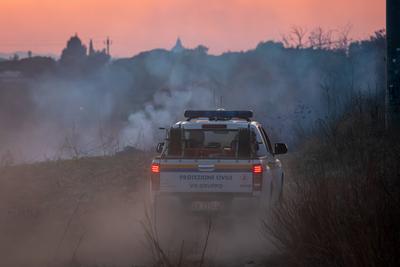 The fire is burning through the woodland in the Parco degli Acquedotti in Rome, Italy.-stock-foto
