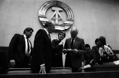 Bildnummer: 52246134  Datum: 17.11.1989  Copyright: imago/StanaG?nter Maleuda (4.v.li., GDR/Vorsitzender DBD/Pr?sident Volkskammer) anl?sslich der Volkskammersitzung in Berlin Ost, Personen; 1989, sw, DDR, Berlin Ost, Ostberlin, Wende, Wendezeit, Volkskammersitzung, Volkskammer, Sitzung, Politiker, Politik, Wappen; , quer, Kbneg, Gruppenbild, Emblem, Logos, Deutsche Demokratische Republik, Randbild, People-stock-foto