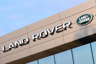 Logo des Automobilherstellers Land Rover am 27.08.2024 in M?nchen. Land Rover ist eine Marke des britischen Automobilher-stock-foto