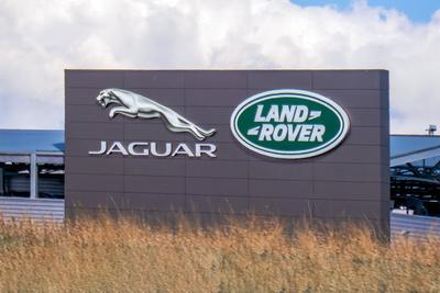 Calgary, Alberta, Kanada. 5. Juni 2025. Die kultigen Logos von Jaguar und Land Rover prangen auf einem modernen Geb?ude und stehen f?r automobile Spitzenleistungen und britisches Erbe.-stock-foto