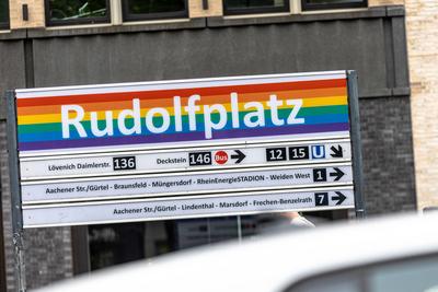 KVB - Haltestellenschild am K?lner Rudolfplatz in Pride Farben - 08.08.2025-stock-foto