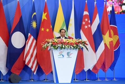 NANNING, CHINA - SEPTEMBER 21: Myanmar s Vice President Myint Swe makes speech during the opening ceremony of the 16th-stock-foto