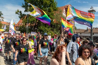 Reportage 09.08.2025 Die Demo zum CSD in N?rnberg am Samstag durch die N?rnberger Innenstadt mit rund 20 000 Besucher, Motto: Nie mehr still!, super Wetter, super Stimmung, alles friedlich-stock-foto