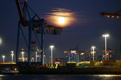 cntv Uebersicht Hafen Himmel Mond Wolken Strand Die warmen Temperaturen und der fast Vollmond sorgten am Freitag abend 08.August 2025 am Hamburger Elbstrand im Bereich Oevelgoenne fuer ein mediterranes Feeling Hamburg Deutschland *** cntv Uebersicht Hafen Himmel Mond Wolken Strand The warm temperatures and the almost full moon provided a Mediterranean feeling on Friday evening August 08, 2025 on Hamburgs Elbe beach in the Oevelgoenne area Hamburg Germany-stock-foto