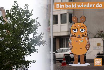 Reparatur der Maus-Figur nach Brandanschlag-stock-foto