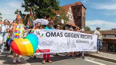 Reportage 09.08.2025 Die Demo zum CSD in N?rnberg am Samstag durch die N?rnberger Innenstadt mit rund 20 000 Besucher, Motto: Nie mehr still!, super Wetter, super Stimmung, alles friedlich-stock-foto