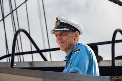 9.8.2025, Kiel, Ungew?hnlicher Liegeplatz f?r die Gorch Fock in der Innenstadt und besonderer Start zur Ausbildungsreise-stock-foto