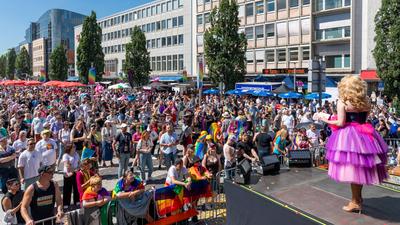 Reportage 09.08.2025 Die Demo zum CSD in N?rnberg am Samstag durch die N?rnberger Innenstadt mit rund 20 000 Besucher, Motto: Nie mehr still!, super Wetter, super Stimmung, alles friedlich-stock-foto