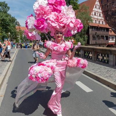 Reportage 09.08.2025 Die Demo zum CSD in N?rnberg am Samstag durch die N?rnberger Innenstadt mit rund 20 000 Besucher, Motto: Nie mehr still!, super Wetter, super Stimmung, alles friedlich-stock-foto