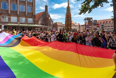 Reportage 09.08.2025 Die Demo zum CSD in N?rnberg am Samstag durch die N?rnberger Innenstadt mit rund 20 000 Besucher, Motto: Nie mehr still!, super Wetter, super Stimmung, alles friedlich-stock-foto