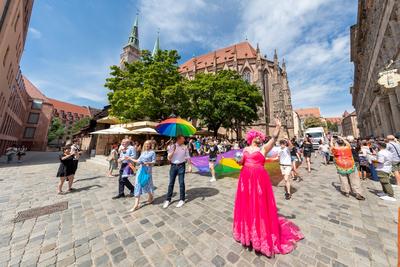 Reportage 09.08.2025 Die Demo zum CSD in N?rnberg am Samstag durch die N?rnberger Innenstadt mit rund 20 000 Besucher, Motto: Nie mehr still!, super Wetter, super Stimmung, alles friedlich-stock-foto