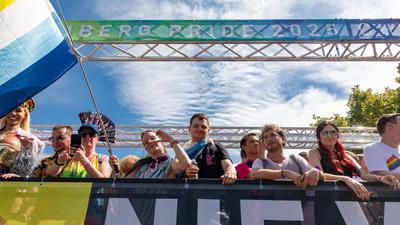 Reportage 09.08.2025 Die Demo zum CSD in N?rnberg am Samstag durch die N?rnberger Innenstadt mit rund 20 000 Besucher, Motto: Nie mehr still!, super Wetter, super Stimmung, alles friedlich-stock-foto